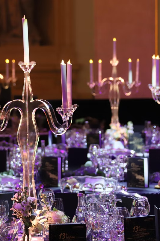 Table dîner VIP Or — cristal et chandeliers